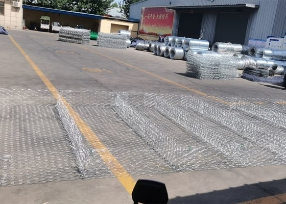 Το εξαγωνικό διπλάσιο στρωμάτων  Gabion έστριψε το υφαμένο πλέγμα Gabions Galfan που ντύθηκε
