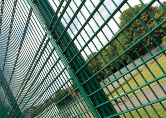 Το πράσινο PVC έντυσε τη διπλή τοπ περίφραξη ρόλων βρόχων σύγχρονη