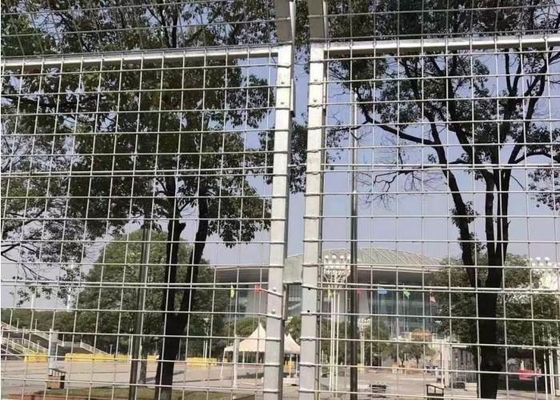 Αντιδιαβρωτική κορυφή ρόλων ύψους 2m που περιφράζει τη σκούρο πράσινο ντυμένη PVC επιφάνεια