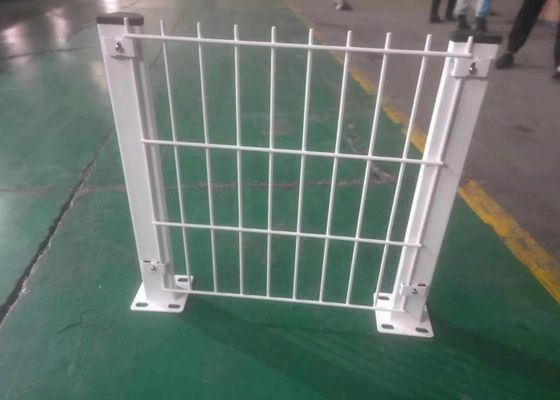 Αντιδιαβρωτική κορυφή ρόλων ύψους 2m που περιφράζει τη σκούρο πράσινο ντυμένη PVC επιφάνεια