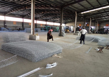 Βαριά γαλβανισμένα καλάθια Gabion μετάλλων, κλουβί μετάλλων που γεμίζουν με τους βράχους