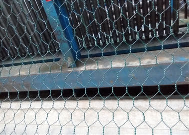 Το διπλάσιο έστριψε το εξαγωνικό πέτρινο κλουβί Gabion πλέγματος χαλύβδινων συρμάτων ντυμένο PVC